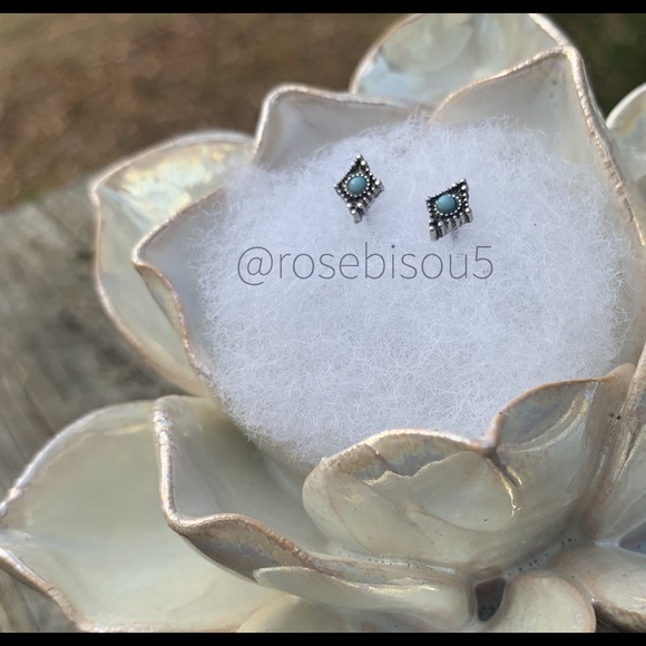 💋🆕Super Dainty Silver + Turquoise Stud Earrings - Picture 6 of 8